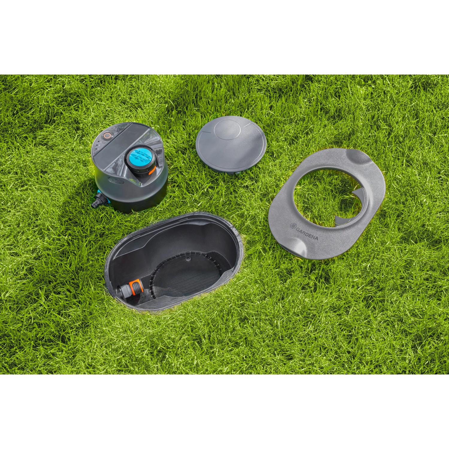 Gardena Pipeline AquaPrecise Bewässerungssystem für Rasen, solarbetrieben, mit Zubehör auf Rasen.