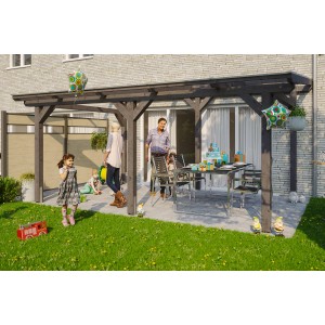 Freistehende, schiefergraue Skan Holz Terrassenüberdachung Siena mit Familie im Garten.