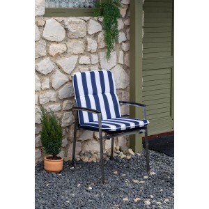 Beo Niedriglehner Auflage Elista weiß/blau gestreift auf Gartenstuhl. Bequemes Sitzkissen für Gartenmöbel.