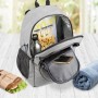 Grauer Bomoe IceBreezer Kühlrucksack (25 Liter) mit Zubehör wie Getränk, Zeitschrift und Smartphone.