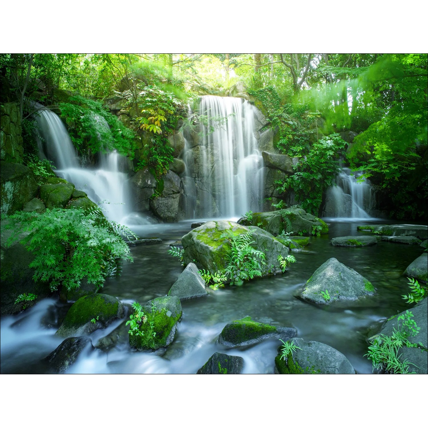 Leinwandbild Forest & Waterfall (77x57cm): Waldlandschaft mit Wasserfall und grüner Vegetation.