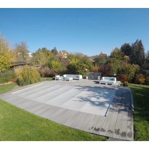 Sandfarbene Chemoform Pool-Rollabdeckung Flex (850x450cm) auf Pool im Garten.