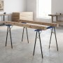 Zwei blaue HOMCOM Metall-Arbeitsböcke mit schwarzen Beinen tragen Holzbalken in einer Werkstatt. Klappbar, 350 kg Tragkraft.