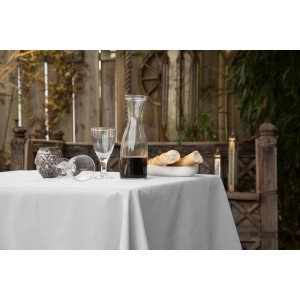 Silbergraue Floracord Tischdecke (110x140 cm) auf gedecktem Tisch im Garten.
