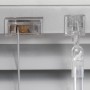Detailaufnahme der Aluminium Jalousie Burgos in Silber, zeigt Mechanismus und Zugschnur.