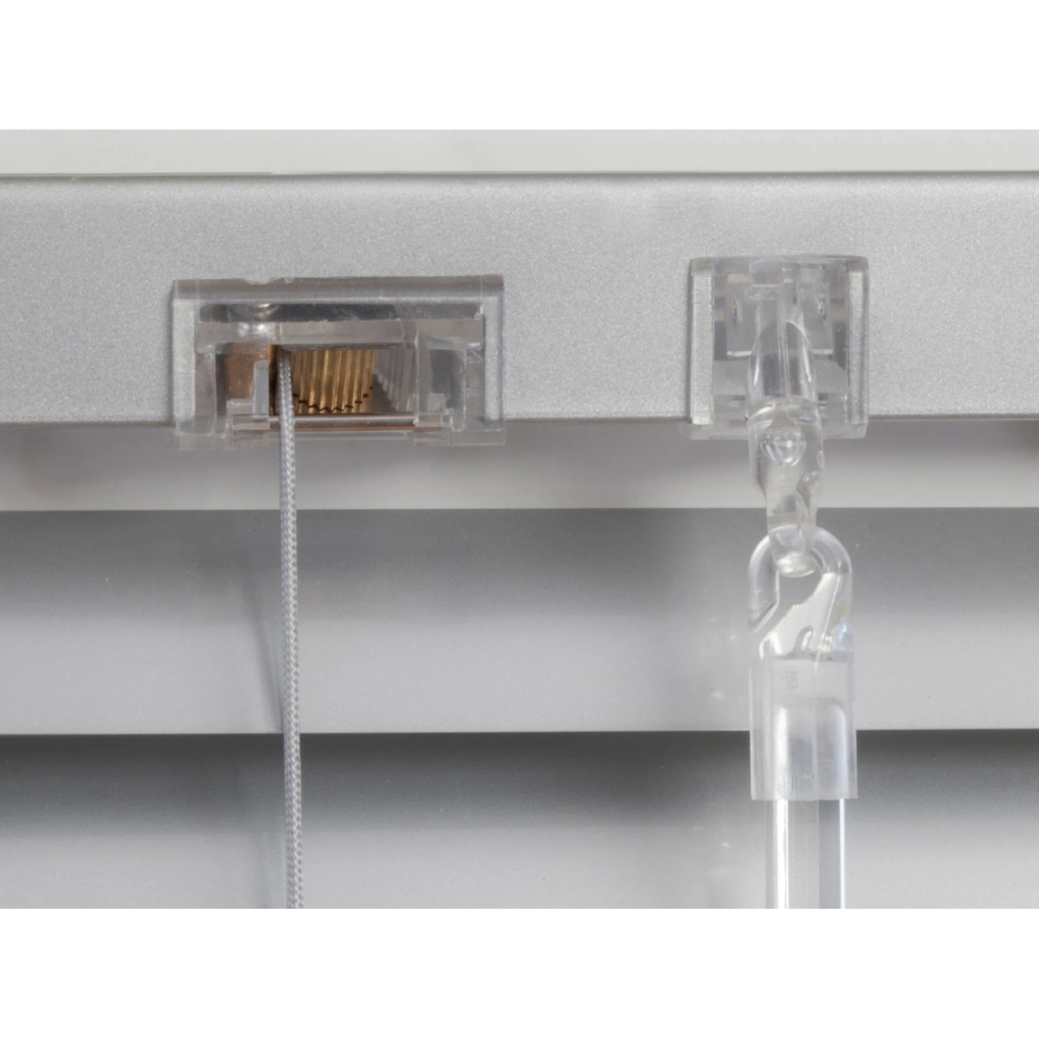 Detailaufnahme der Aluminium Jalousie Burgos in Silber, zeigt Mechanismus und Zugschnur.