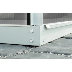 Detailaufnahme des Aluminium-Fundamentrahmens vom Vitavia Gewächshaus Calypso 3000.