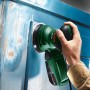 Bosch Exzenterschleifer PEX 220 A schleift blaue Holzmöbel. Grüne Schleifmaschine wird von Hand geführt.