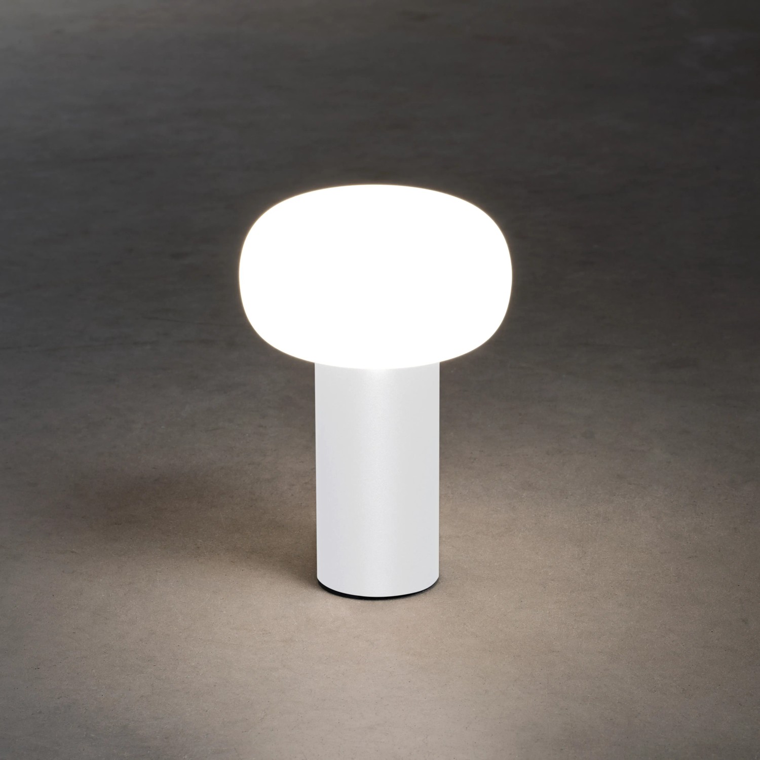 Weiße Konstsmide LED Tischleuchte Antibes, ideal für Innen und Außen. Dekoleuchte mit Akku.