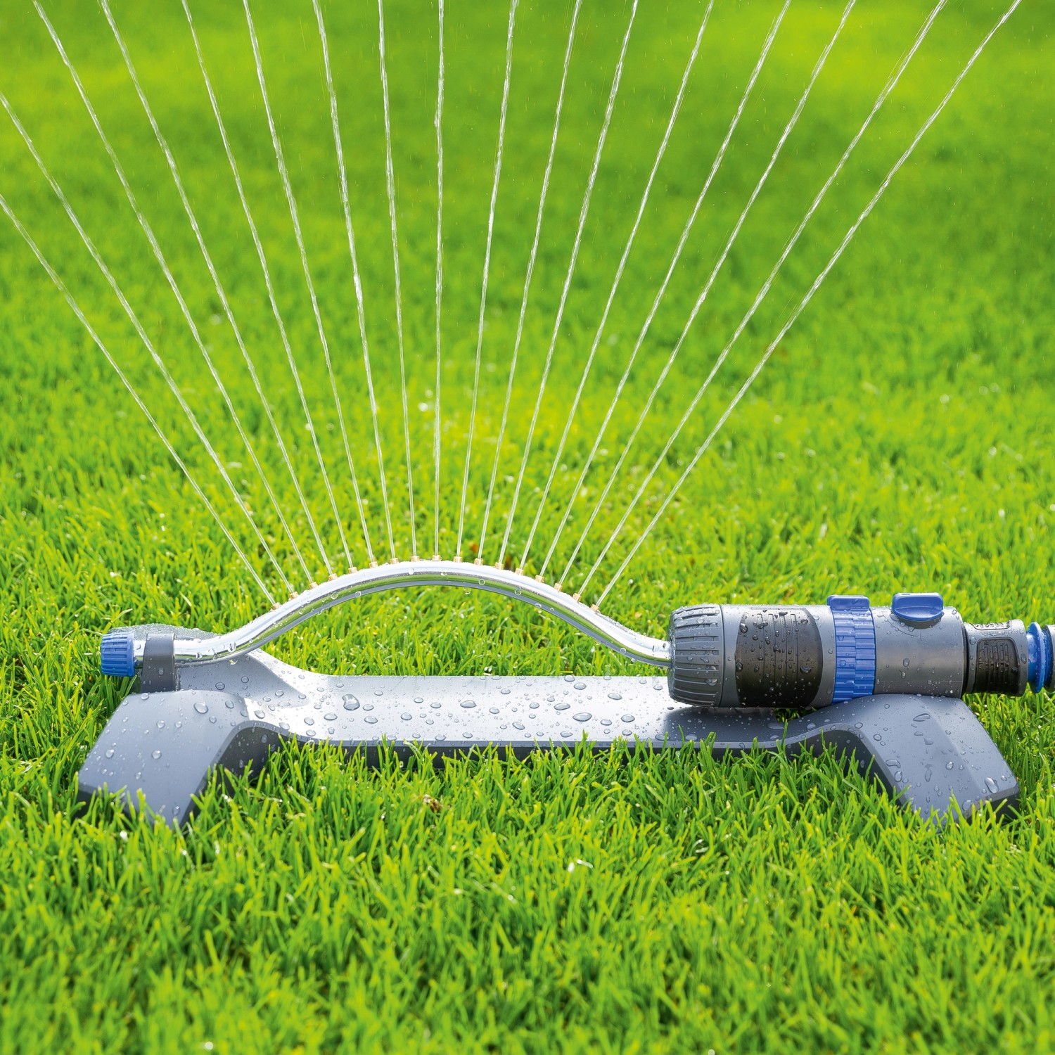 LUX Viereckregner 320 m² in Aktion: Bewässerung einer Rasenfläche mit feinen Wasserstrahlen.