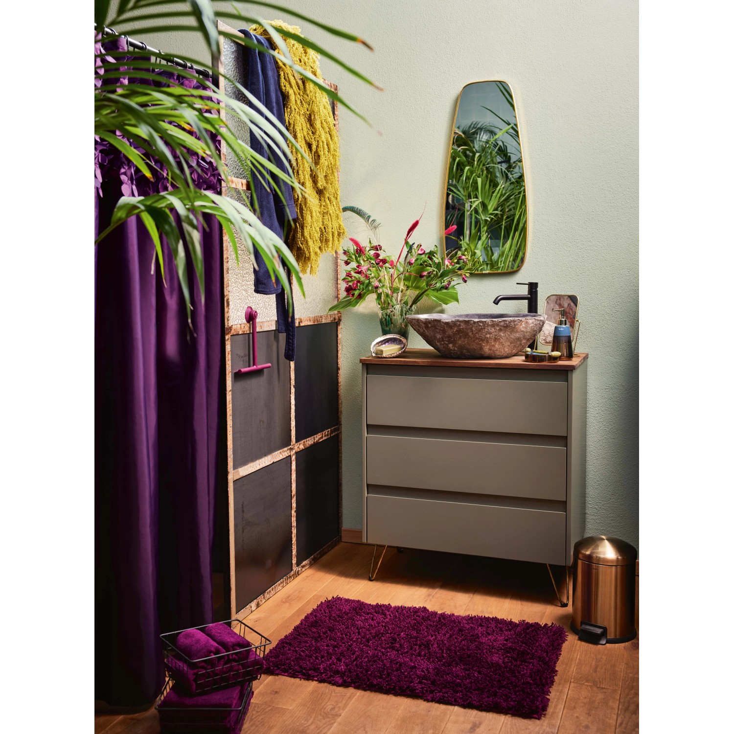 Violettfarbener baliv Dark Wonder Duschabzieher und Bad-Accessoires im Badezimmer.