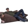 Brauner Magma Sitzsack Big Bag Brava (380 l) mit entspannt liegendem Mann.