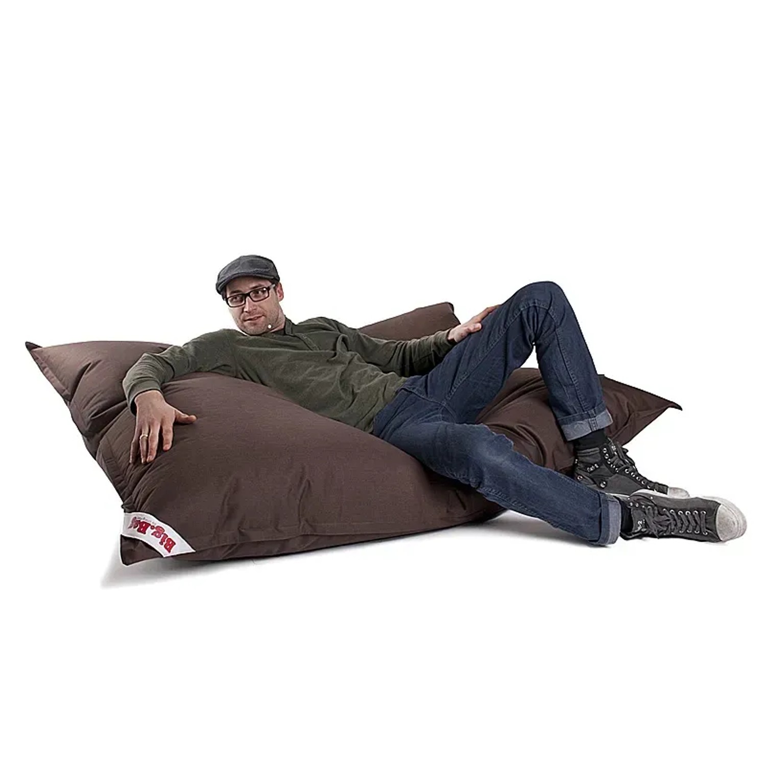 Brauner Magma Sitzsack Big Bag Brava (380 l) mit entspannt liegendem Mann.