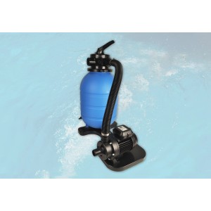 Sandfilteranlage für Weka Holzpool, blaue Filterpumpe mit schwarzem Motor und Schlauch.