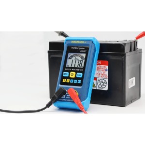Pancontrol Multimeter zur Spannungsmessung an Batterie. Digitales Messwerkzeug mit blauer Umrandung.