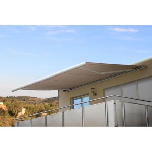 Elektrische Kassettenmarkise, 4x3m, sandfarbenes Polyestergewebe, montiert auf einem Balkon.