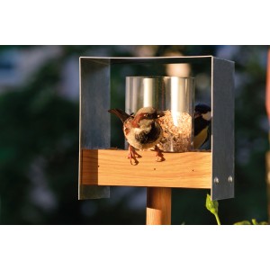 Dobar Design Vogelhaus im Bauhausstil mit Ständer und zwei Vögeln beim Fressen.