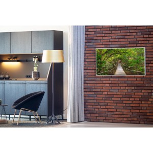 Könighaus Infrarotheizung 60x100 cm mit Dschungelbrücke-Motiv an Backsteinwand.
