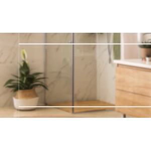 Novadoors Glasdrehtür Nova 582 aus Klarglas mit Laserstreifen in modernem Badambiente.