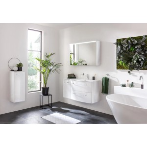 Modernes Badezimmer mit Fackelmann Waschtisch Verona, Unterschrank in Weiß Hochglanz und passendem Spiegelschrank.