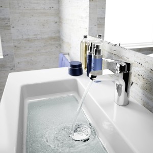 Ideal Standard Eurovit Plus Waschtisch-Paket, 81,5 cm, Lava Grau mit Armatur und laufendem Wasser.