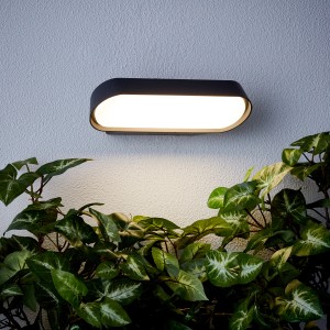 Moderne, schwarze LED-Außenwandleuchte Samira, 7x25x13 cm, mit neutralweißem Licht.