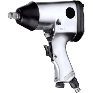 Atrox Druckluft-Schlagschrauber im Detail. Silberfarbenes Werkzeug mit schwarzem Griff.