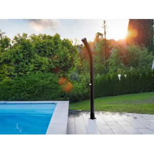 Steinbach Solar-Gartendusche Speedshower Magic (18 l) neben Pool im Garten.