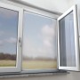 Weisses Insektenschutznetz am Fenster, schützt vor Insekten, individuell zuschneidbar, einfache Montage.