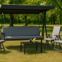 Graues Setgarden Kissen für Hollywoodschaukel, 2-Sitzer, mit Gartenstühlen und Tisch.