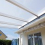 Terrassenüberdachung mit weiß-opaler Acryl Hohlkammerplatte (16 mm).