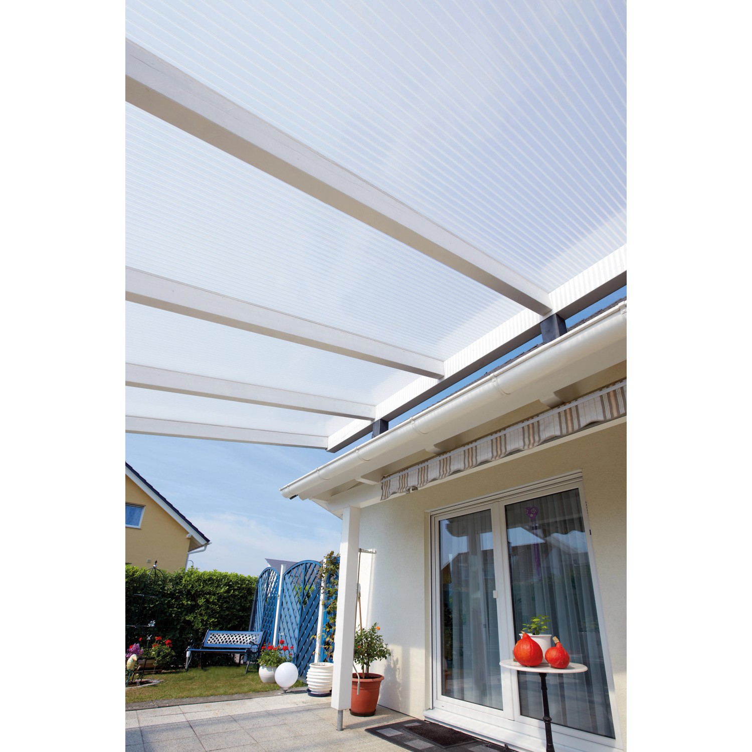 Terrassenüberdachung mit weiß-opaler Acryl Hohlkammerplatte (16 mm).