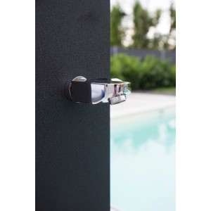 Detailaufnahme: Steinbach Speed Shower Solardusche Deluxe Supreme mit Chrom-Wasserhahn vor Pool.