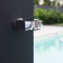 Detailaufnahme: Steinbach Speed Shower Solardusche Deluxe Supreme mit Chrom-Wasserhahn vor Pool.