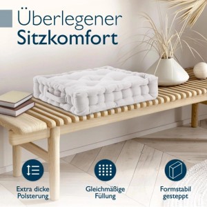 Beautissu Mila Stuhlkissen 50x50 Natur auf Holzbank. Bequemes Sitzkissen für Stuhl und Garten.