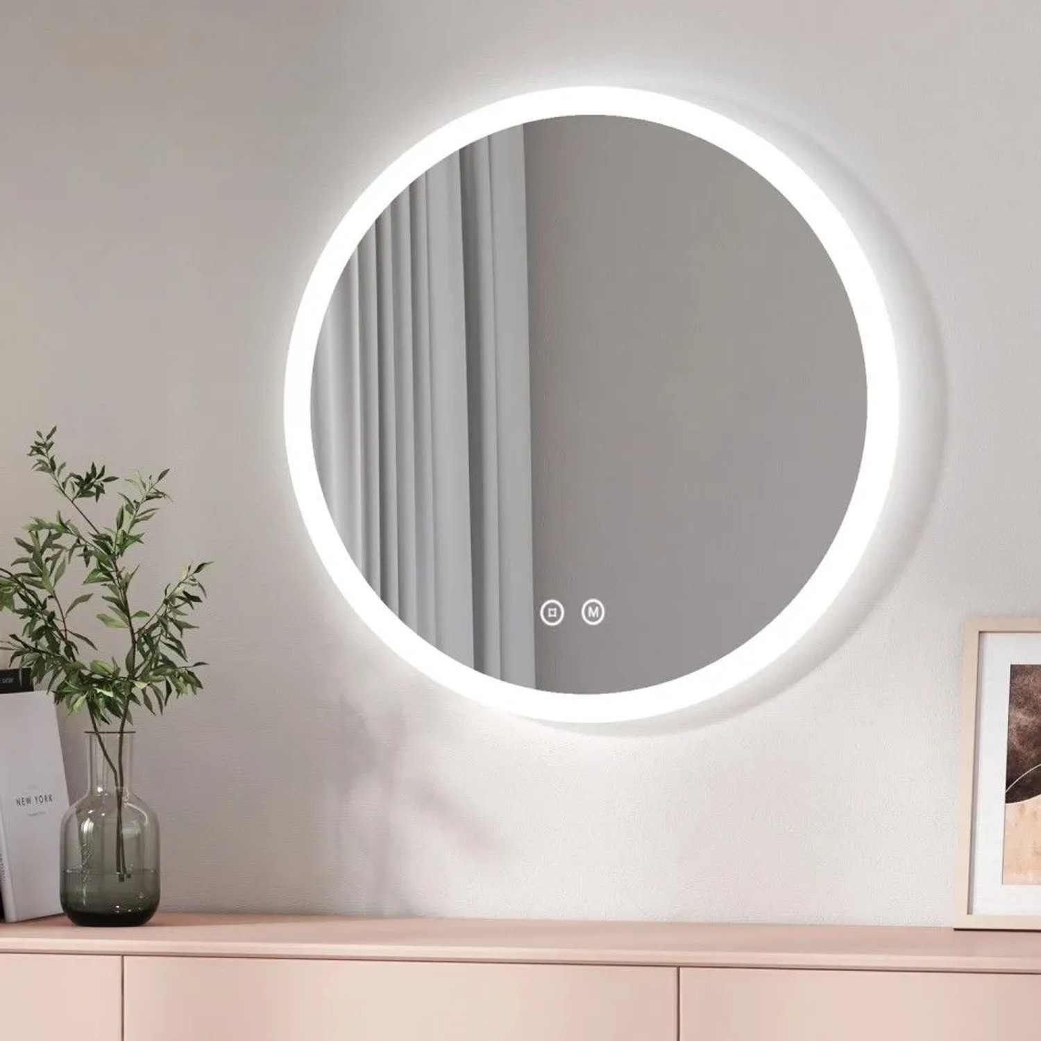 Runder Emke Badspiegel 80cm mit LED-Beleuchtung, Touch-Schalter und Antibeschlag-Funktion, an heller Wand.
