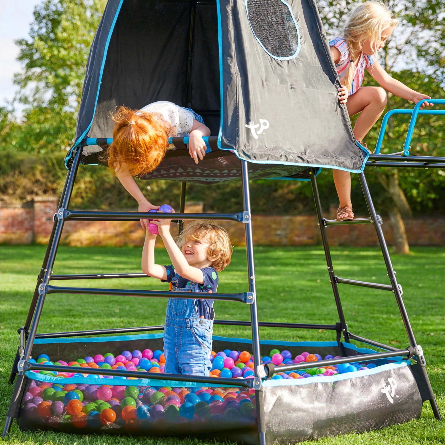 TP Toys Klettergerüst Explorer: Schwarzer Spielturm mit Höhle, Kletterwand und Bällebad für Kinder.