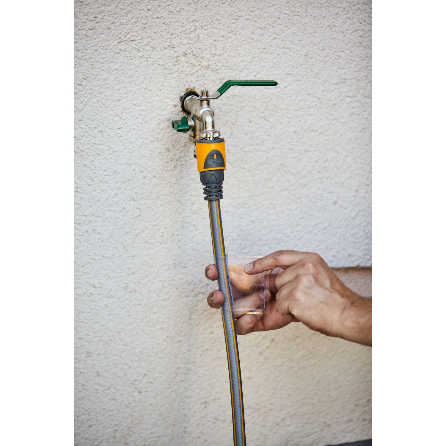 Anwendung Aqua Patch Pflaster am Gartenschlauch. Reparatur von Teich und Pool mit 10 Pflaster.