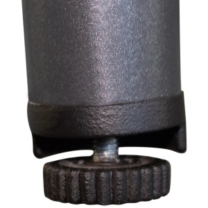 Detailaufnahme: Fuß des Sieger Gartentisch, eisengrau, mit Verstellschraube für optimalen Stand.