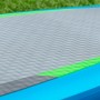 Detailaufnahme: Bestway SUP Board Aqua Journey mit Anti-Rutsch-Belag in Grau, umrandet von Grün und Blau.