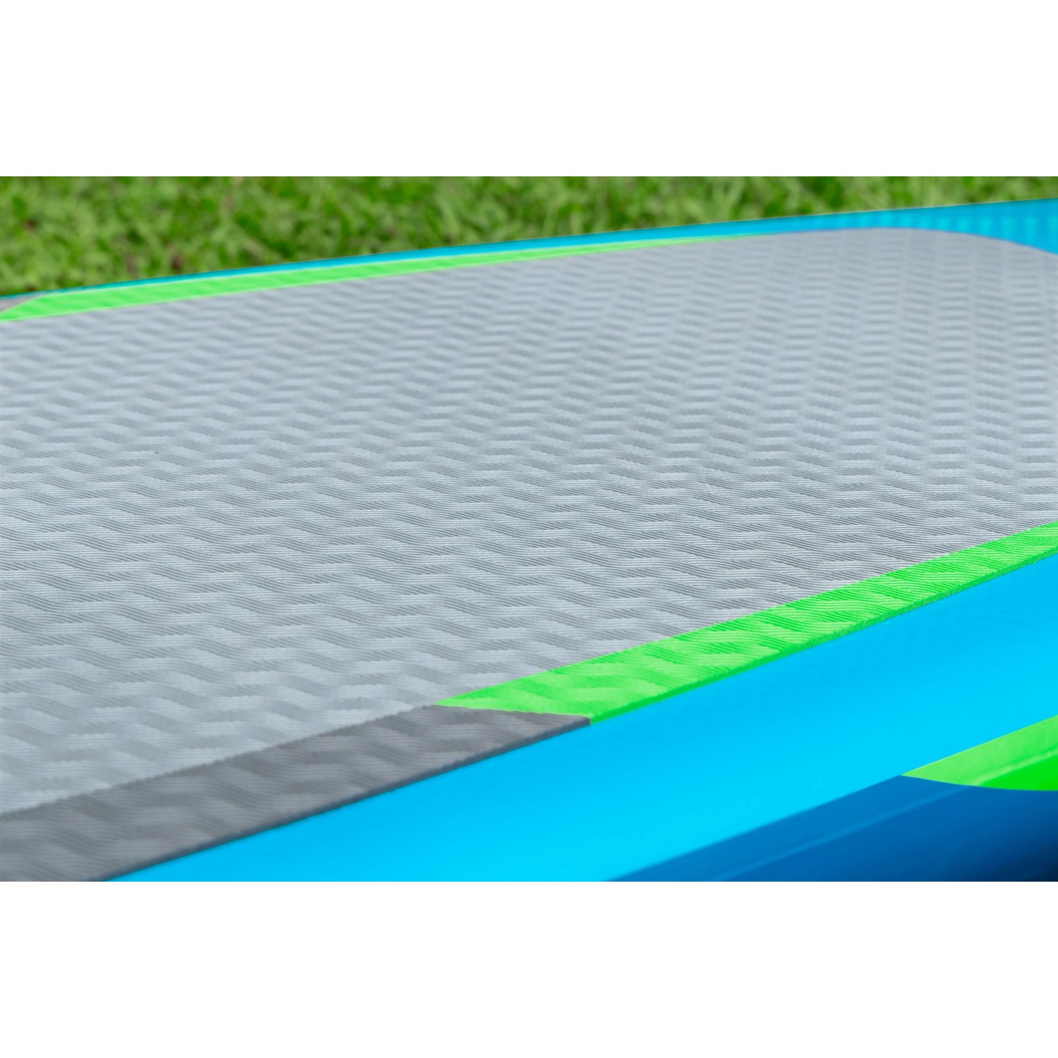 Detailaufnahme: Bestway SUP Board Aqua Journey mit Anti-Rutsch-Belag in Grau, umrandet von Grün und Blau.
