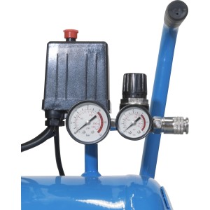 Detailaufnahme: Güde Airpower 150/8/24 Silent Kompressor mit Manometer und Druckregler.