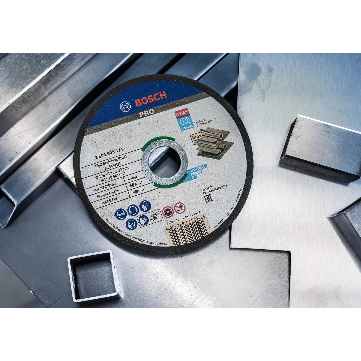 Bosch Pro Trennscheibe Stainless Steel and Metal, 125x1x22,23 mm, auf Metalloberfläche.