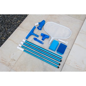 Steinbach Poolreinigungs-Set, 7-teilig: Kescher, Bürsten, Sauger, Thermometer und Teleskopstange für die Poolpflege.