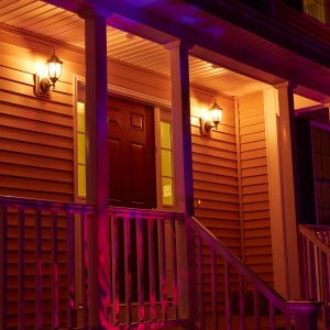 Beleuchtete Hausfassade mit E14 LED-Leuchtmittel in Tropfenform von Osram.