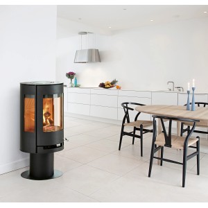 Schwarzer Aduro 9.3 Kaminofen aus Stahl mit Automatik und brennendem Feuer im modernen Wohnraum.