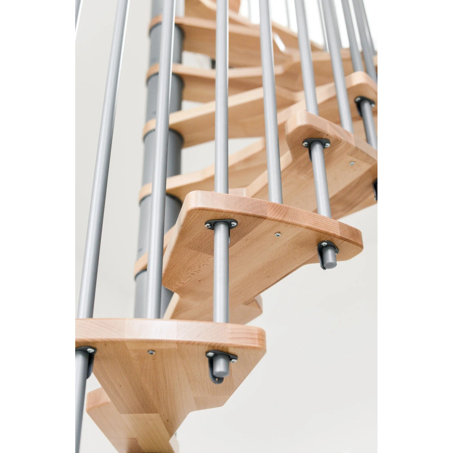 Detailansicht: Graue Minka Spindeltreppe Metallica Smart mit Buchenholzstufen.