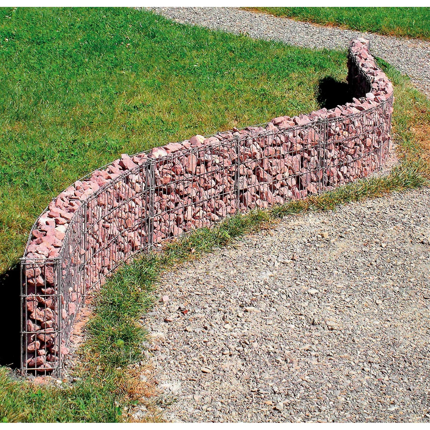 Geschwungene Gabionen-Mauer aus Metallgitter mit Steinen als Beet- oder Garteneinfassung.