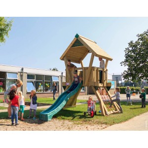 Hy-Land Spielgerät Q2 mit Rutsche aus Douglasie auf einem Spielplatz mit spielenden Kindern.