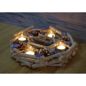 Runder Adventskranz mit Teelichtern, Holz, Zapfen und lila Deko.
